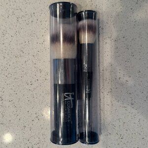 it Cosmetics, set of two brushes  | NIB